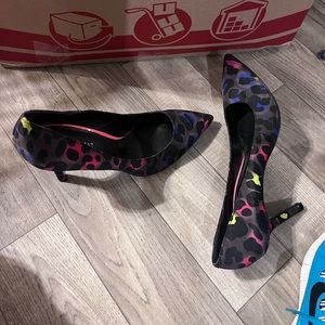 9 west heels multi color leopard